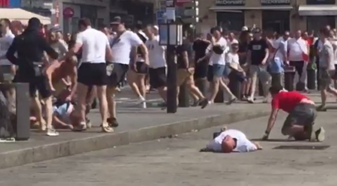 Как российские фанаты добивали англичан, которые лежали на земле (Видео)