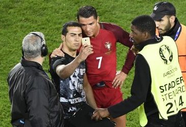 Евро-2016: после матча фанат прорвался на поле, чтобы сделать Селфи с Криштиану Роналду