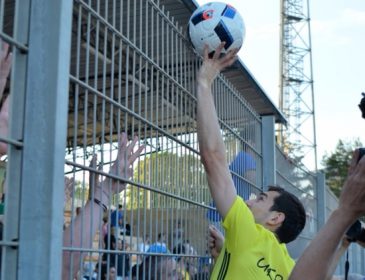 Сборная Украины забросала болельщиков мячами после тренировки
