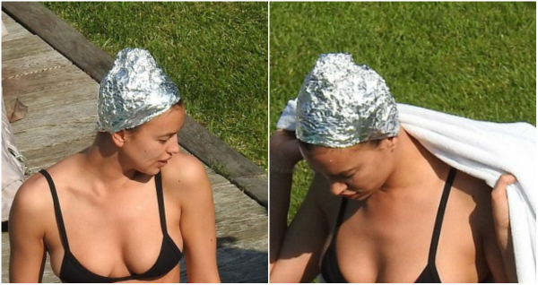 Супермодель Ирина Шейк надевает на пляже шапочку из фольги… Причина тому гениальна!