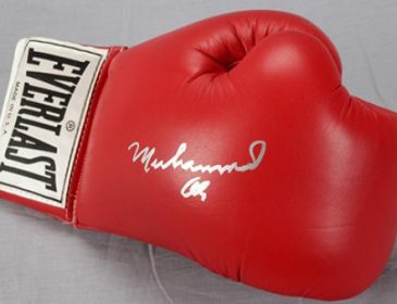Перчатки Али продадут на аукционе более чем за миллион долларов