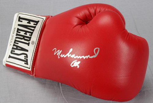 Перчатки Али продадут на аукционе более чем за миллион долларов