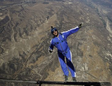 Американец прыгнул без парашюта с высоты 7,6 километров (ВИДЕО)