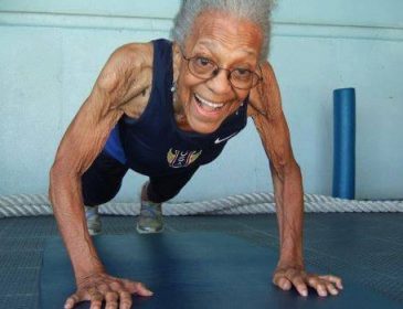 Столетняя бабушка побила мировой рекорд по легкой атлетике (видео)