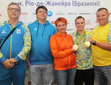 Олимпийского чемпиона Верняева встретили в аэропорту «Борисполь» с военным оркестром
