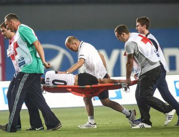 Смешно до слез: Как травмированных футболистов выносят с поля и еще больше их травмируют (видео)