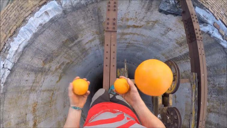 Известный экстремал на 256 — метровой высоте решил пожонглировать апельсинами ( видео)