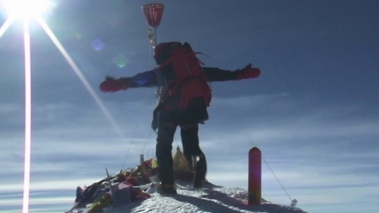 77- летний  мастер спорта из Запорожья умер во время поднятия на вершину Эльбрус