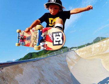 8-летняя японская скейтбордистка выступает на профессиональных соревнованиях