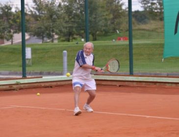 Это невероятно! На чемпионате мира по теннису Украину представляет … 92-летний дедушка