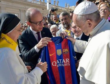 Папа римский получил футболку «Барселоны»