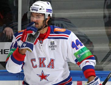 Хоккеист «Сибири» разбил заградительное стекло в матче КХЛ