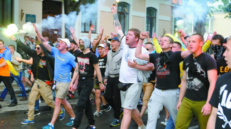 Футбольные фанаты со всей Украины прошлись по Одессе маршем единства