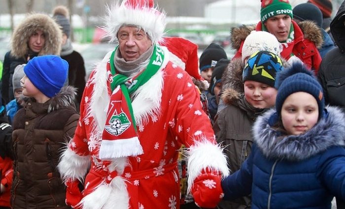 Бывший тренер «Динамо» прогулялся в костюме Деда Мороза