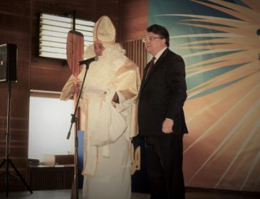 Известнейшего богатыря Украины вырядили в Святого Николая