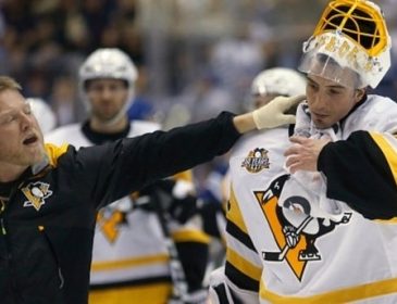 Голкиперу «пингвинов» порезали горло во время матча НХЛ