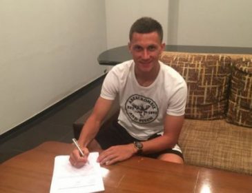 Украинец разорвал контракт с иностранным клубом