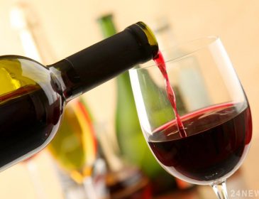 Даже бы не подумали: красное вино может спасти вас от серьезной болезни