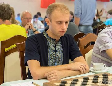 Украинского чемпиона мира по шашкам дисквалифицировали за вышиванку