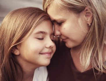 «Ты достойна любви!»: 11 вещей, которые должен рассказать каждая мама своей доченьке