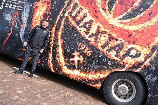 В Харькове футболистов «Шахтера» встречал обновленный «угольный автобус»