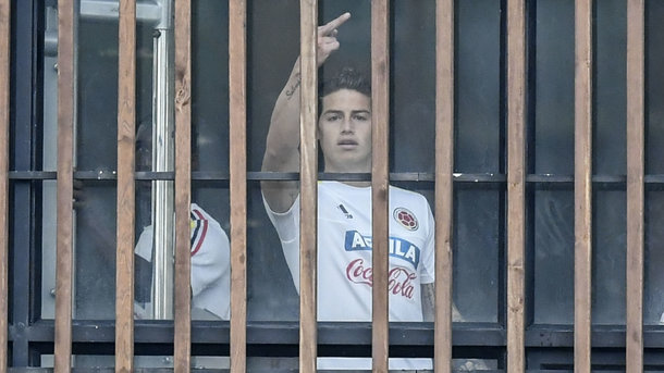 ФОТОФАКТ. Звезда «Реала» Родригес показал журналистам средний палець