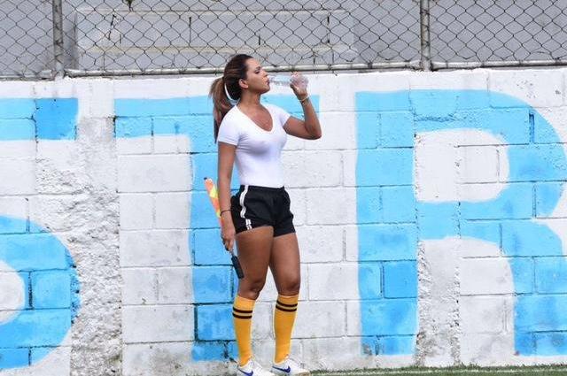 В Бразилии девушка-арбитр отсудила матч без нижнего белья