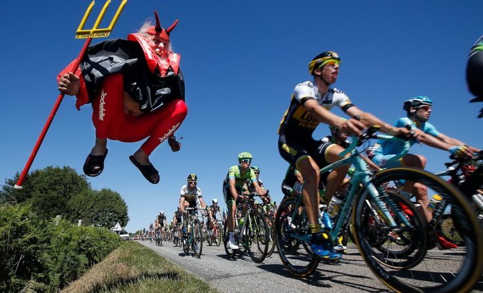 Один из лидеров «Тур де Франс» Петер Саган дисквалифицирован за удар локтем
