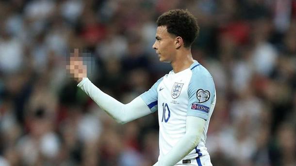 ФИФА может дисквалифицировать футболиста, показавшего средний палец партнеру
