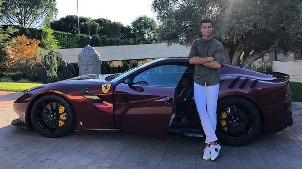 Криштиану Роналду купил Ferrari за 450 тысяч долларов
