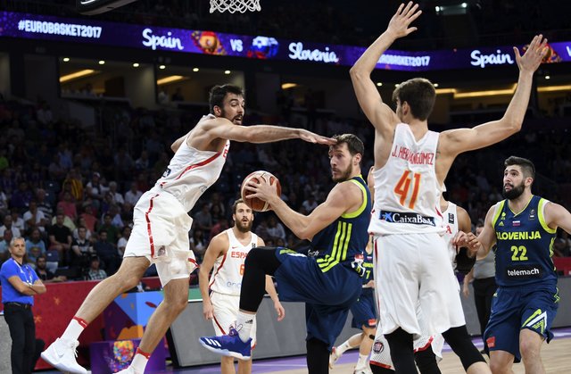 Словения сенсационно обыграла Испанию в полуфинале Евробаскета-2017
