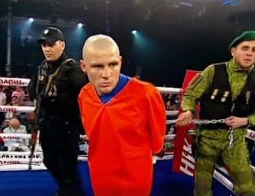Боксера Дениса Беринчика в ринг вывели на цепи и в оковах