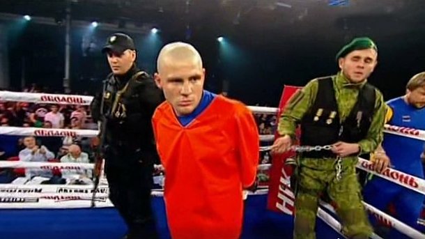 Боксера Дениса Беринчика в ринг вывели на цепи и в оковах