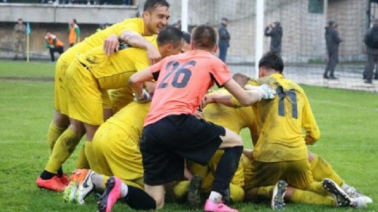 Фанаты украинского клуба забросали футболистов соперника круассанами