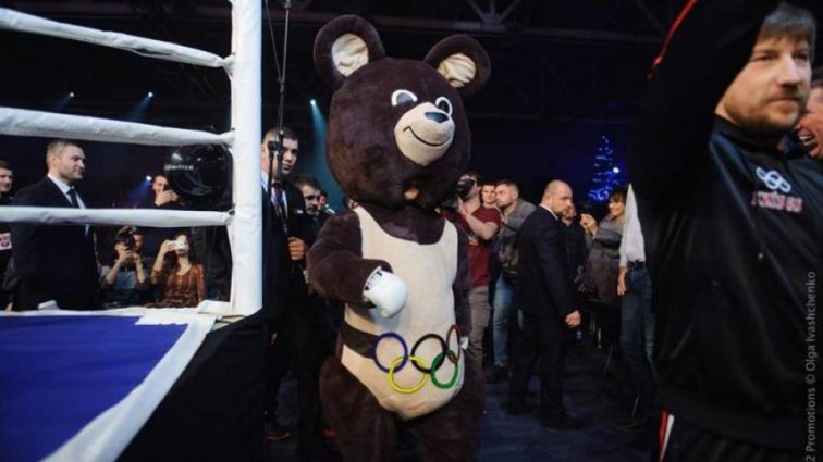 Беринчик вышел в ринг в костюме олимпийского мишки