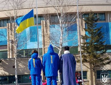 Даже потеплело: в Олимпийской деревне подняли флаг Украины