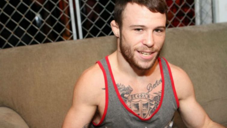Курьезный случай на ринге: Боец MMA нокаутировал сам себя