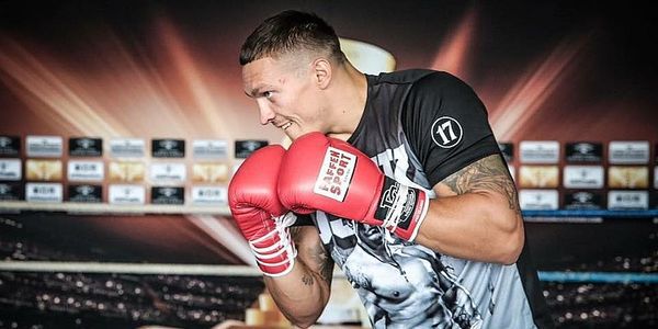 «Легенда?»: Александр Усик получил первый в истории Кубок легенд федерации бокса Украины
