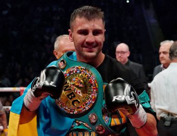 Украинскому боксеру Александру Гвоздику вручили именной чемпионский пояс WBC