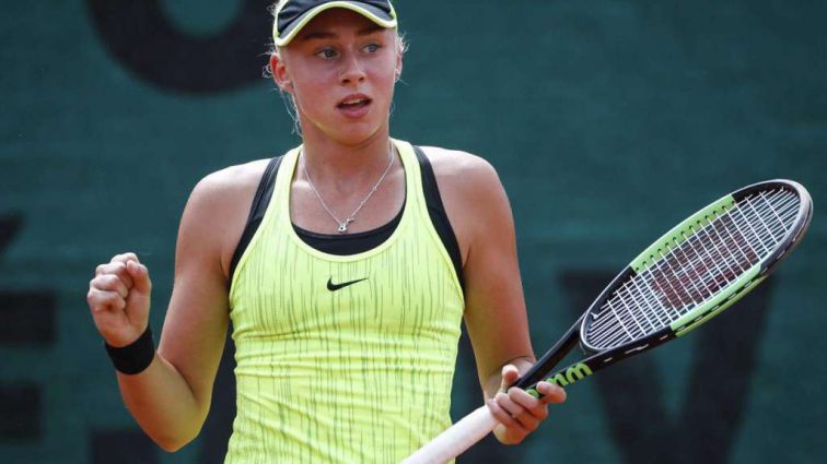 15-летняя харьковчанка Дарья Лопатецкая выиграла турнир по теннису в Гонконге, обыграв 23-летнюю чешку