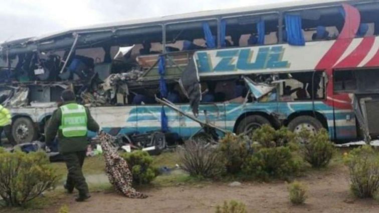 «Более 13 погибших»: Автобус с футбольной командой упал в 150-метровую пропасть