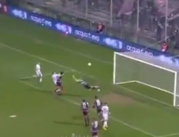 «Самый нелепый гол в истории»: Вратарь отправил мяч в собственные ворота